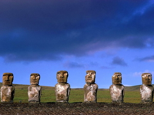 moai-paaseiland-mooie-lucht-chili-achtergrond