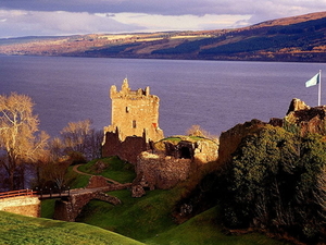 urquhart-castle-drumnadrochit-schotland-verenigd-koninkrijk-achte