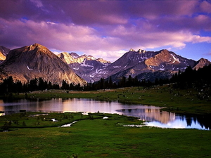 bergen-natuur-hoogland-reflectie-achtergrond