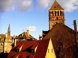 kerk-middeleeuwse-architectuur-dak-town-achtergrond