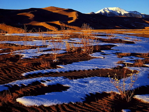 woestijn-natuur-reflectie-sneeuw-achtergrond