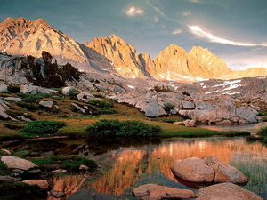 besneeuwde-bergen-natuur-reflectie-achtergrond
