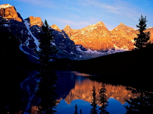 moraine-lake-zonsopkomst-natuur-bergen-achtergrond