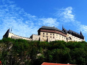 karlstejn-castle-kasteel-karlstein-tsjechie-achtergrond