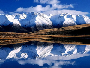 bergen-besneeuwde-natuur-reflectie-achtergrond