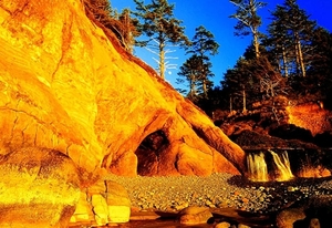 natuur-rotsen-grot-gele-achtergrond