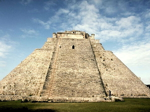 piramide-van-de-tovenaar-santa-elena-yucatan-mexico-achtergrond
