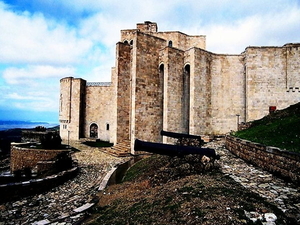 kasteel-vesting-stenen-wolken-achtergrond
