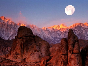 maan-bergen-natuur-volle-achtergrond