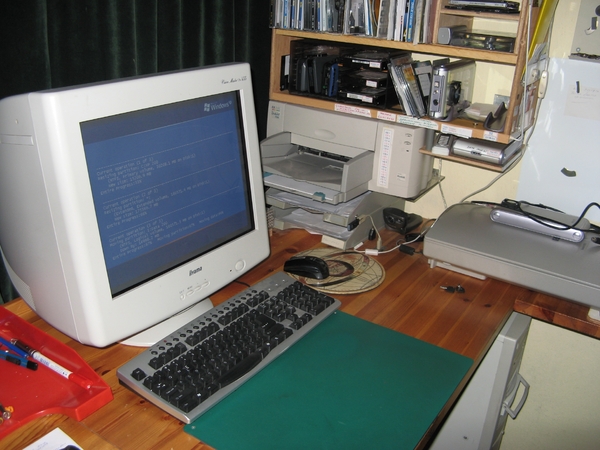 De oude 19 Inch Iiyama en oude HP printer