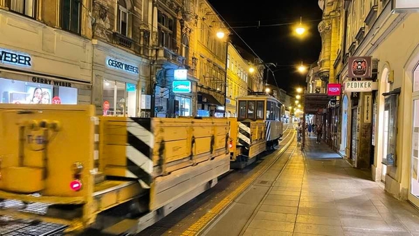Zagreb, vanavond. Einde van de tramdienst, een werktram met twee 