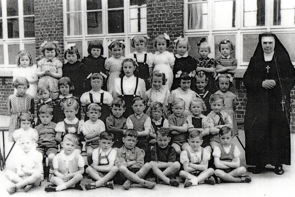 Mostschoolke-1955 . zuster Theresia