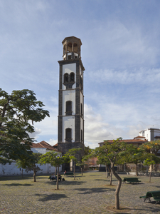 3 Santa Cruz    toren kerk van  Iglesia de Nuestra Señora de la 