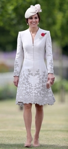 Kate-Middleton-visiting-Commonwealth-War-Graves-Commission-Cemete