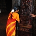 Vrouw offert in de Meenakshi Tempel in Madurai