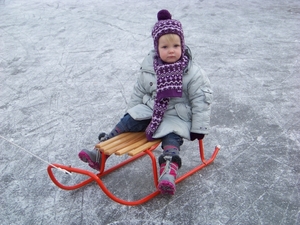 kleindochter Maartje voor het eerst op het ijs