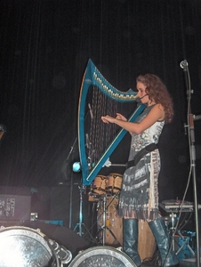 3Janu met draagbare harp