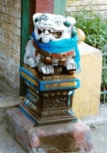 een beschermende draak aan de ingang van de tempel