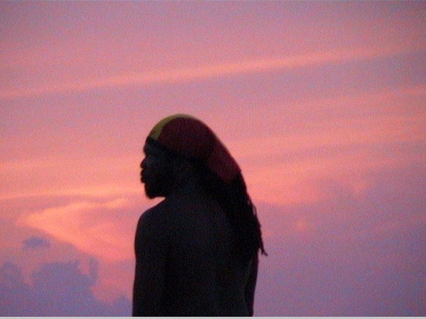 rastafari in de ondergaande zon