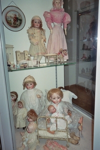 In het klooster bevindt zich een poppen- en speelgoedmuseum