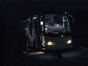 Nachtbus; let op de bewaking op de voorgrond
