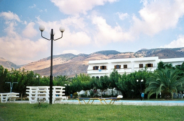 hotel tegen de bergen