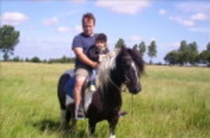 2007 Sept 19 Anke met haar vader op een pony