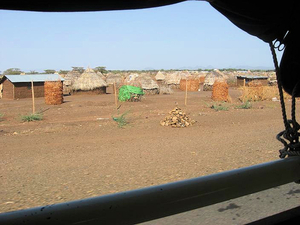 Hutten van Turkana's , foto onderweg door de voorruit genomen