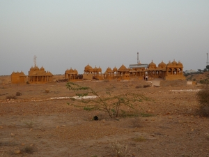 3b Jaisalmer _sunset bij stadswallen en crematieplaats _P1020220