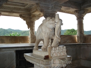 4c Ranakpur _Jain tempel _Marmeren olifant _2