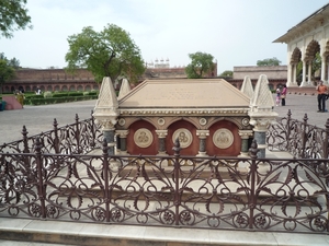 8b Agra Fort _P1030239