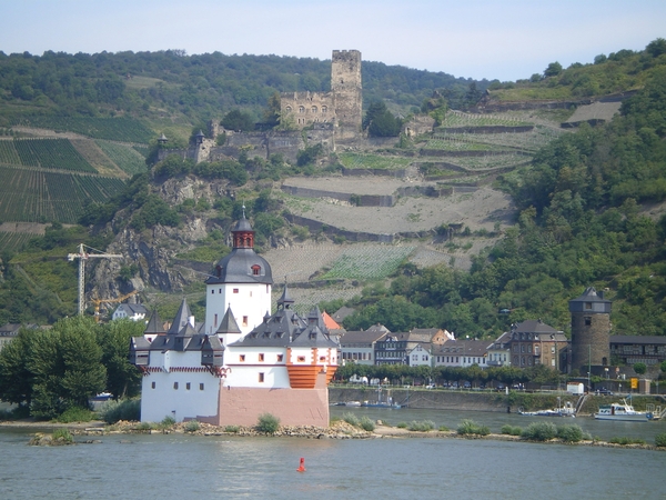 Kaub - Zicht op stad met kastelen Pfalzgrabenstein en Gutenfels