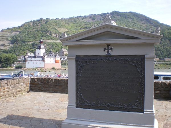 Bacharach - Kaub : monument oversteek van Blucher over de Rijn