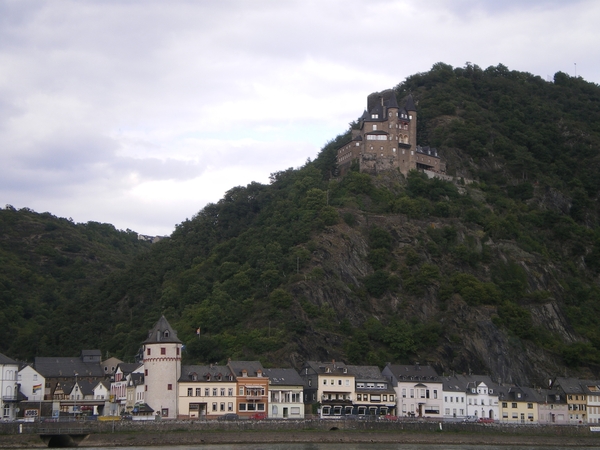 SanktGoarshausen - Zicht op de stad en Burg Katz