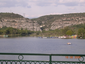 het meer en de stuwdam in montmeyan