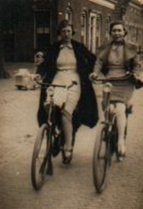 Dientje Meis en Anna vd Heide 1933.