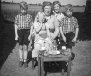 Michiel,Moeder Wolterdina Luttje-Meis,met op haar schoot  Trijnie