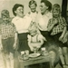 Kinderen Luttje met tante Anna en Antje in 1958.
