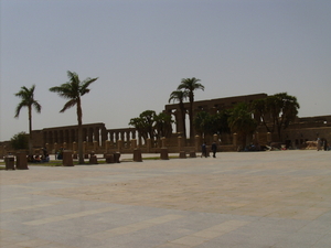 Winderige dag in Luxor, vlakbij de tempel.