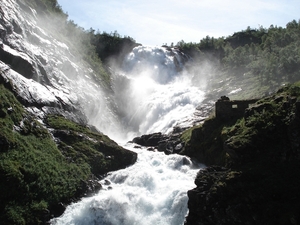 Stop bij de watervallen van Kjosfossen