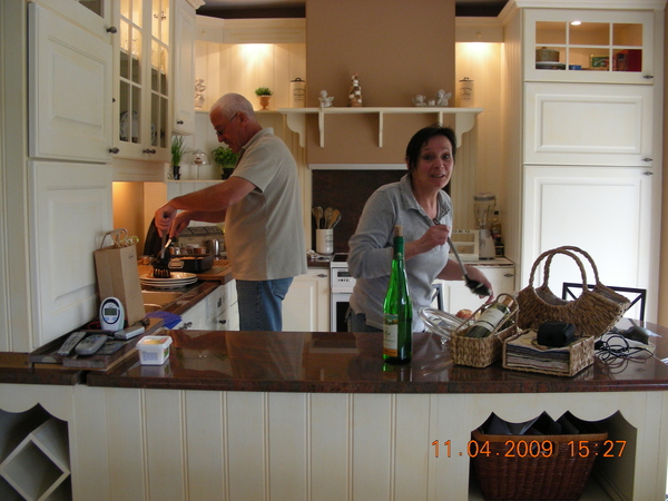 mijn zus en haar man in de keuken