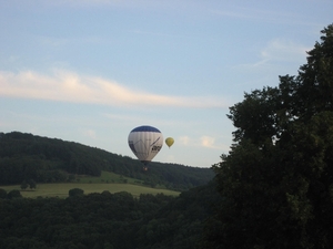 16jul2009: ballonnen vanop hotelterras