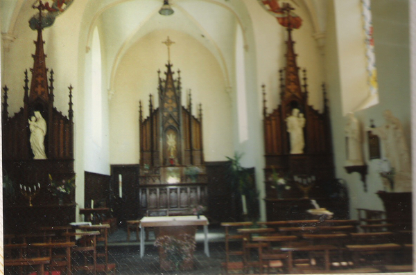 Het altaar in het kerkje van Ozo