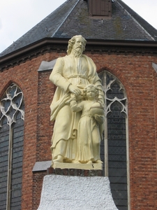 Sint Jozef beeld boven de dorpspomp