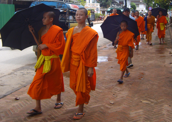 Monniken op weg naar school