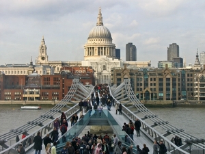 2I Millenium Bridge en St _Paul vanaf Tate Modern