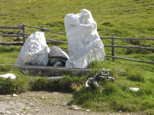 Bergmarmotjes uit kalksteen -- Nockalmstrasse