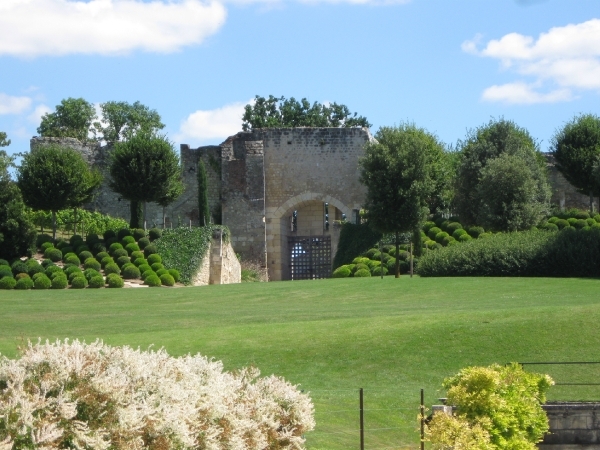 Pad geeft toegang tot de terrassen van het kasteel.