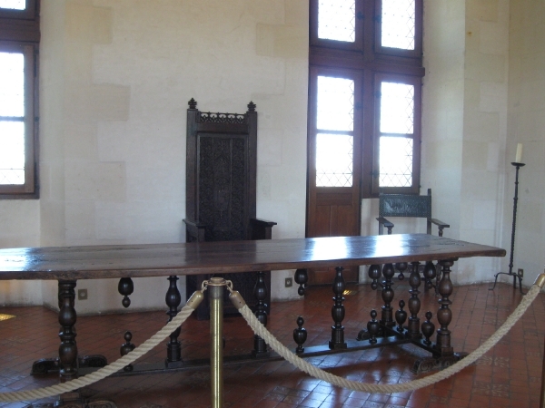 Renaissance tafel,gothische preekstoel, terracotta vloer