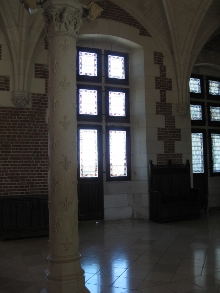Op de pijlers staan de lelies of hermijnvlokjes.